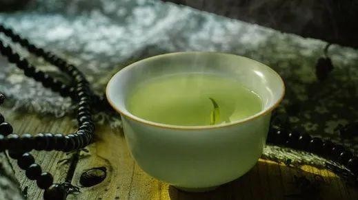 喝(hē)白(bái)開(kāi)水和喝(hē)茶，哪個更健康？